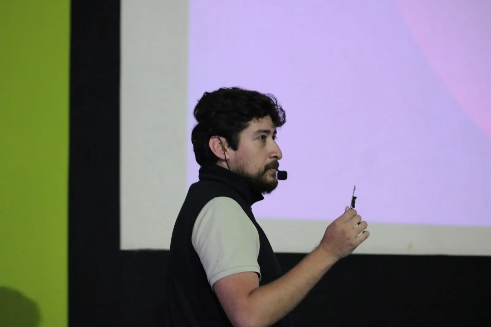 Equipo colaborando en un espacio de trabajo tecnológico